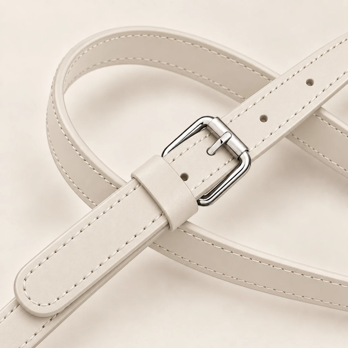Macro de la sangle et boucle du cabas en similicuir blanc