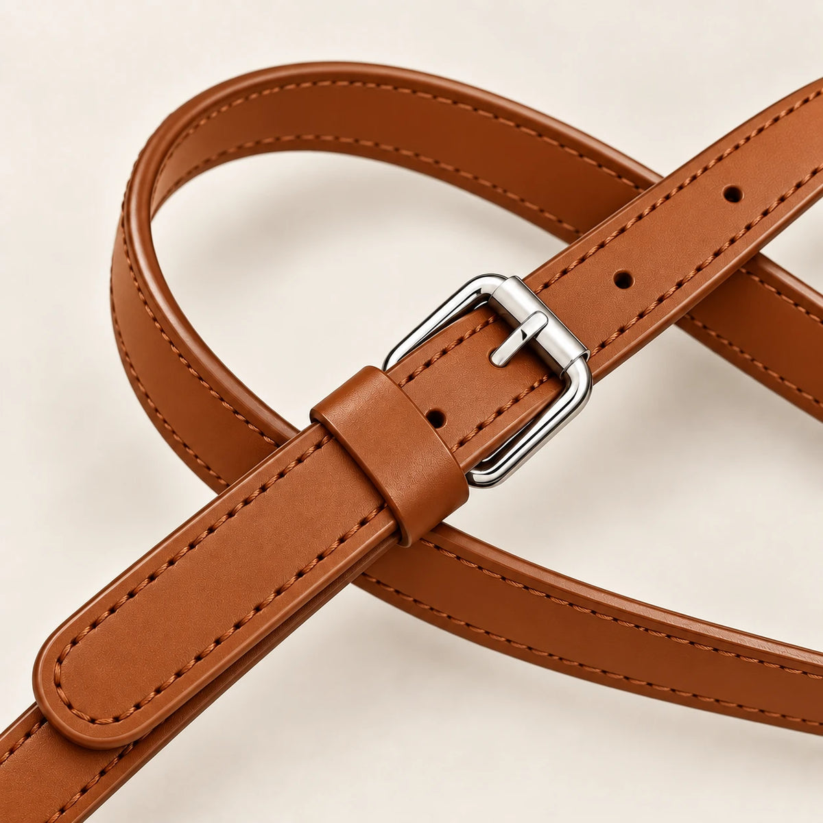 Macro de la sangle et boucle du cabas en similicuir cognac