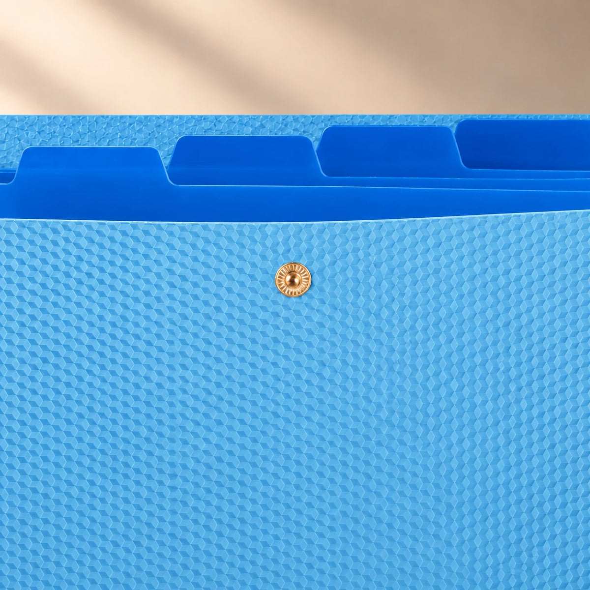 Macro de la fermeture à pression de la chemise accordéon en plastique bleu ciel
