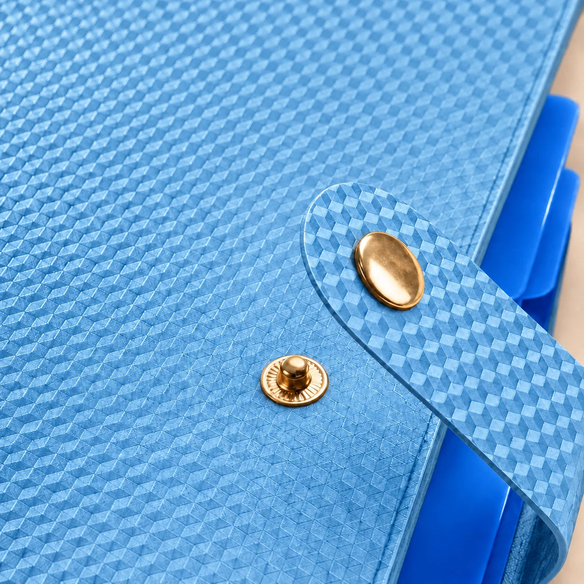 Macro de la languette de fermeture de la chemise accordéon en plastique bleu ciel