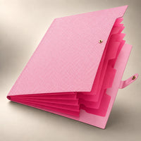 Chemise porte-document accordéon en plastique rose, debout de face
