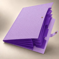 Chemise porte-document accordéon en plastique violet, debout de face