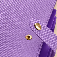 Macro de la languette de fermeture de la chemise accordéon en plastique violet