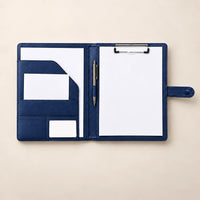 Conférencier porte-document en similicuir bleu marine A4 ouvert, pince tenant une feuille