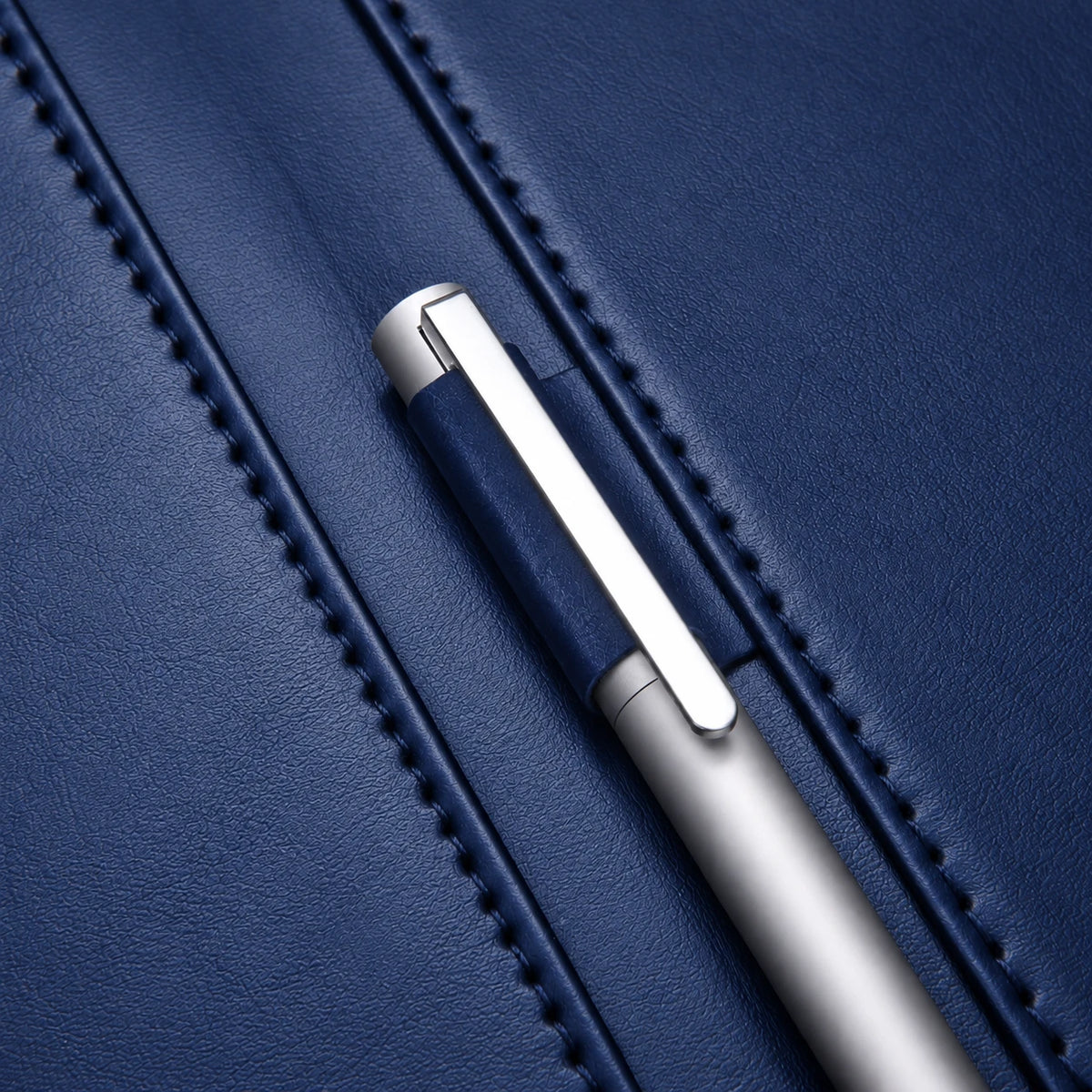 Macro du porte-stylo du conférencier en similicuir bleu marine