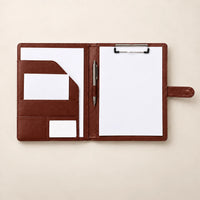 Conférencier porte-document en similicuir marron A4 ouvert, pince tenant une feuille