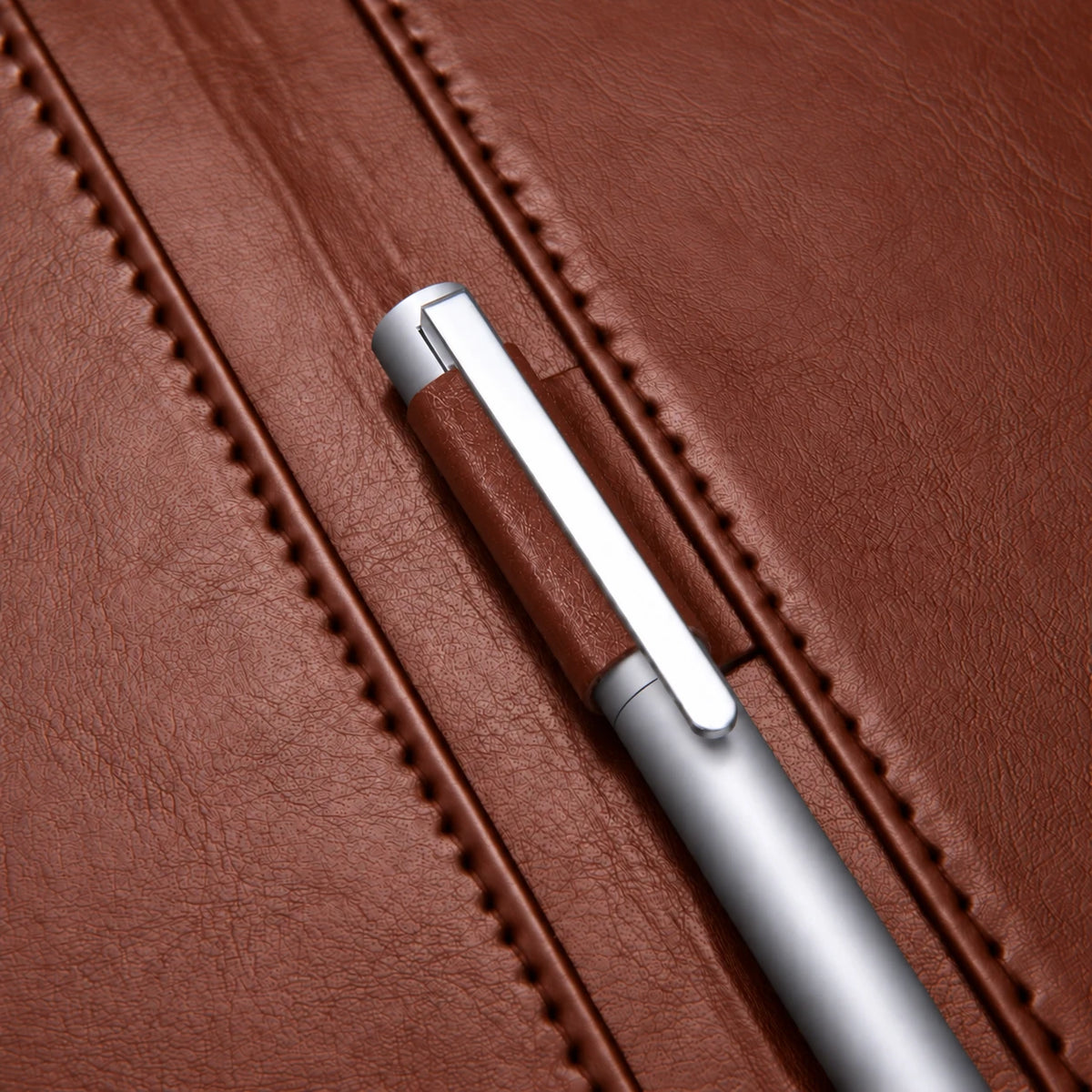 Macro du porte-stylo du conférencier en similicuir marron