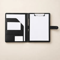 Conférencier porte-document en similicuir noir A4 ouvert, pince tenant une feuille