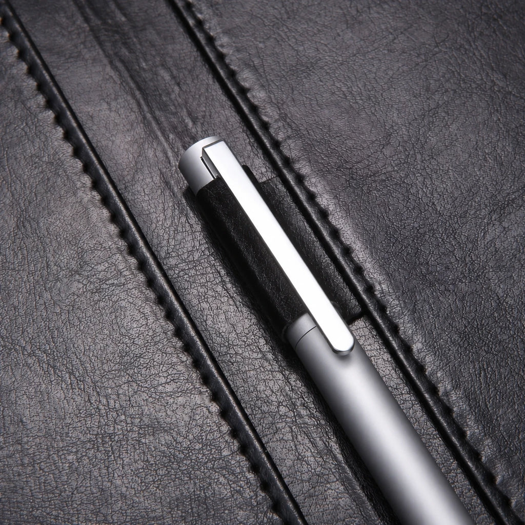Macro du porte-stylo du conférencier en similicuir noir