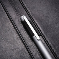 Macro du porte-stylo du conférencier en similicuir noir