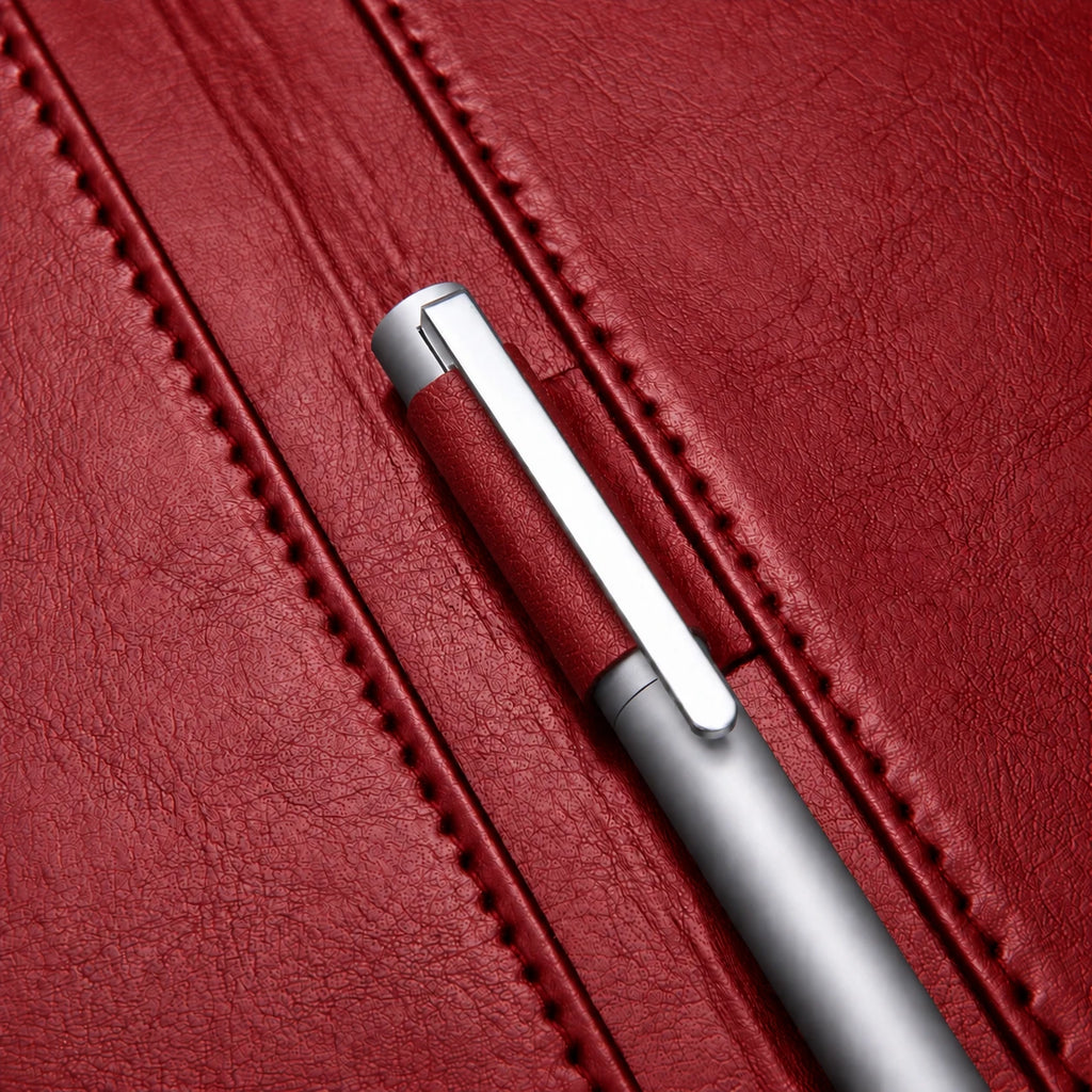 Macro du porte-stylo du conférencier en similicuir rouge