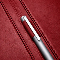 Macro du porte-stylo du conférencier en similicuir rouge