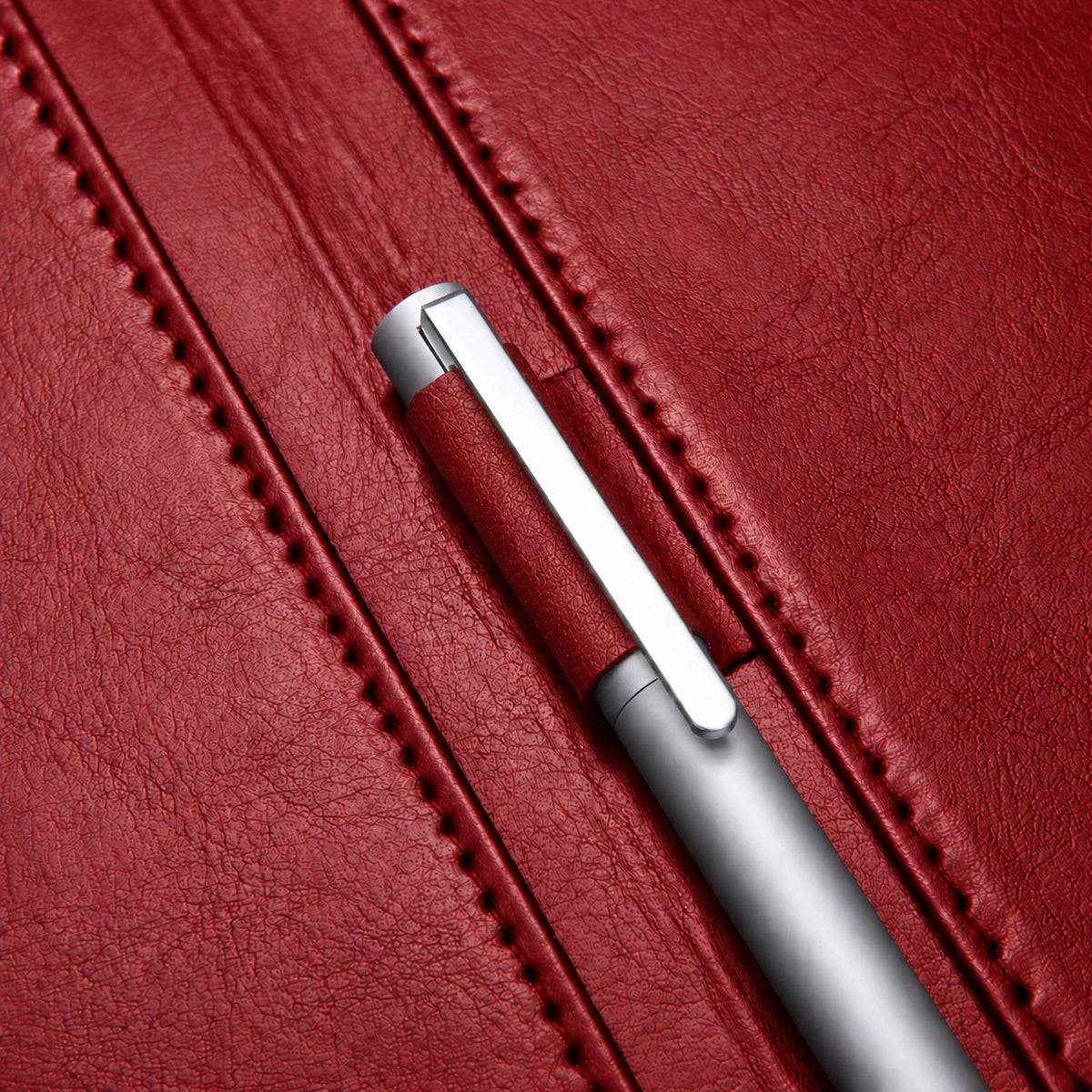 Macro du porte-stylo du conférencier en similicuir rouge