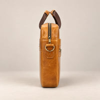 Sacoche porte-document en cuir camel à double poche, vue de profil