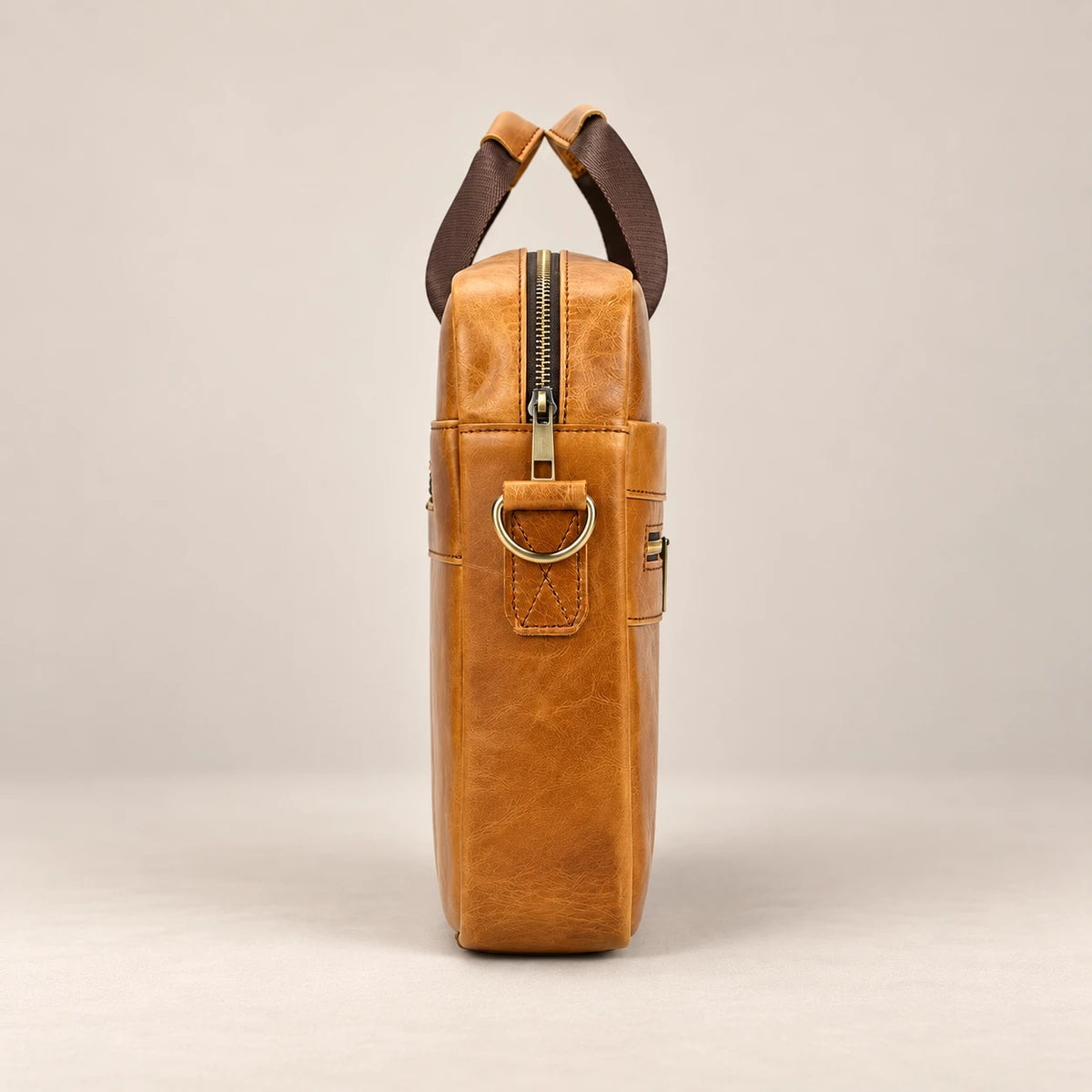 Sacoche porte-document en cuir camel à double poche, vue de profil