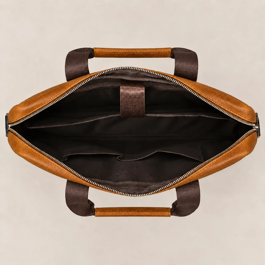Intérieur de la sacoche en cuir camel à double poche