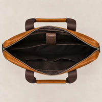 Intérieur de la sacoche en cuir camel à double poche