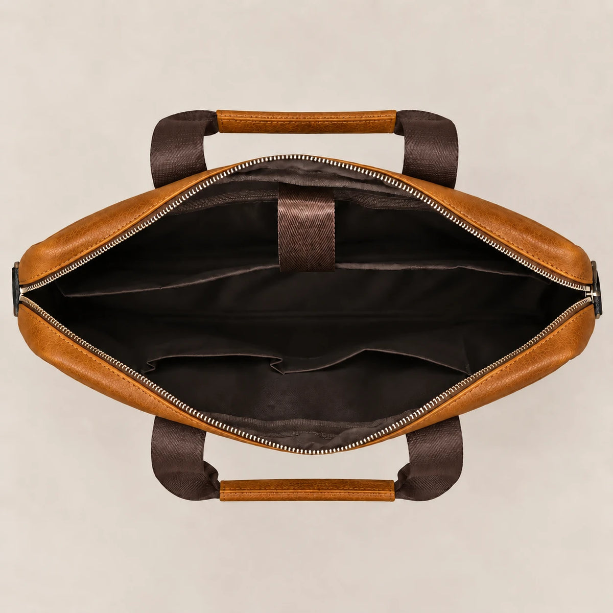 Intérieur de la sacoche en cuir camel à double poche