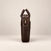 Sacoche porte-document en cuir marron à double poche, vue de profil