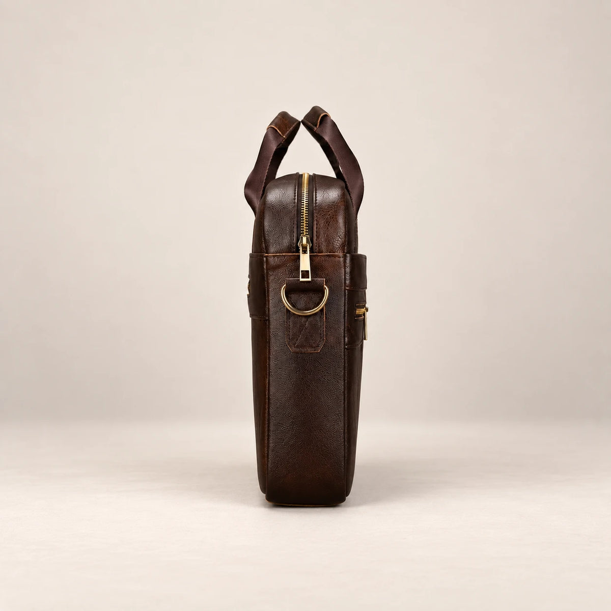 Sacoche porte-document en cuir marron à double poche, vue de profil