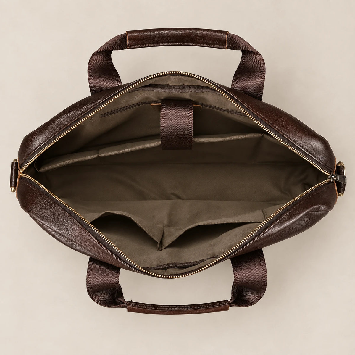Intérieur de la sacoche en cuir marron à double poche