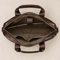 Intérieur de la sacoche en cuir marron à double poche
