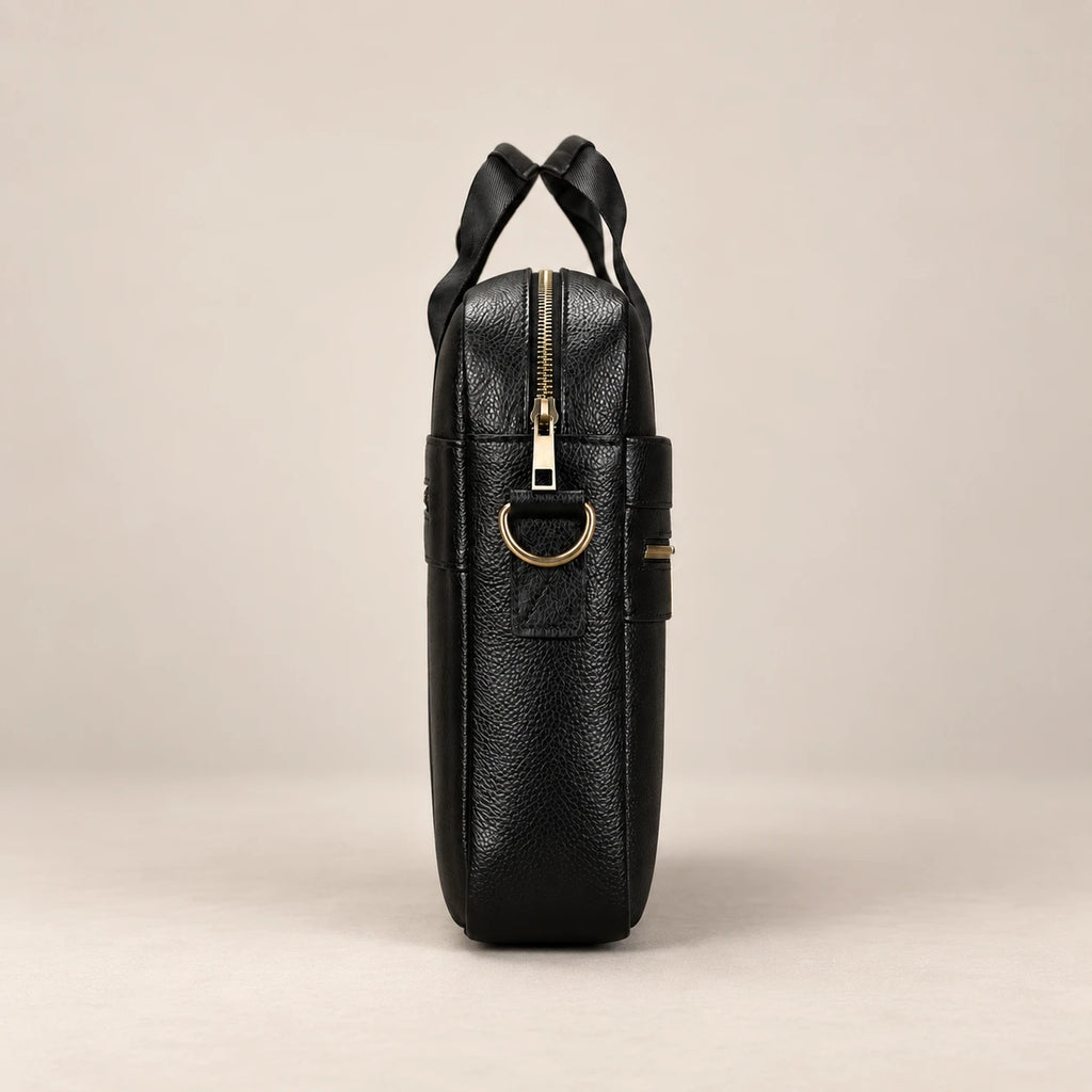 Sacoche porte-document en cuir noir à double poche, vue de profil