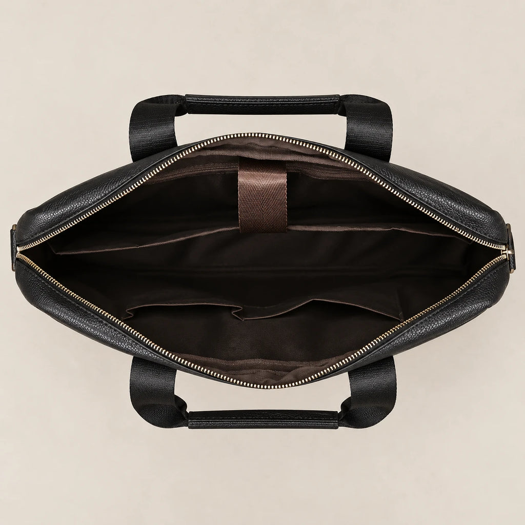 Intérieur de la sacoche en cuir noir à double poche