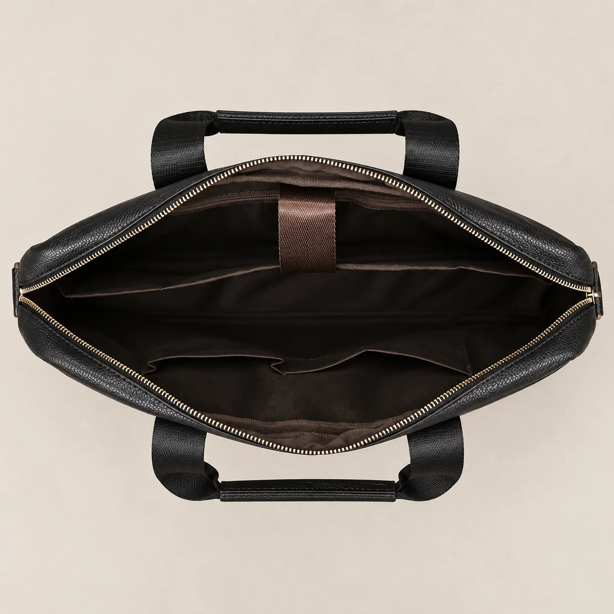 Intérieur de la sacoche en cuir noir à double poche