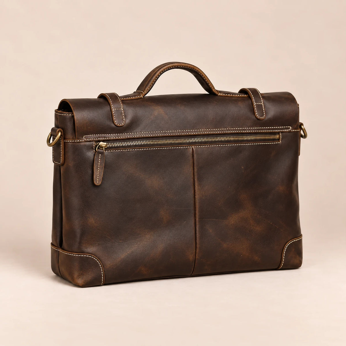 Sacoche porte-document en cuir brun foncé à lanière, vue de dos