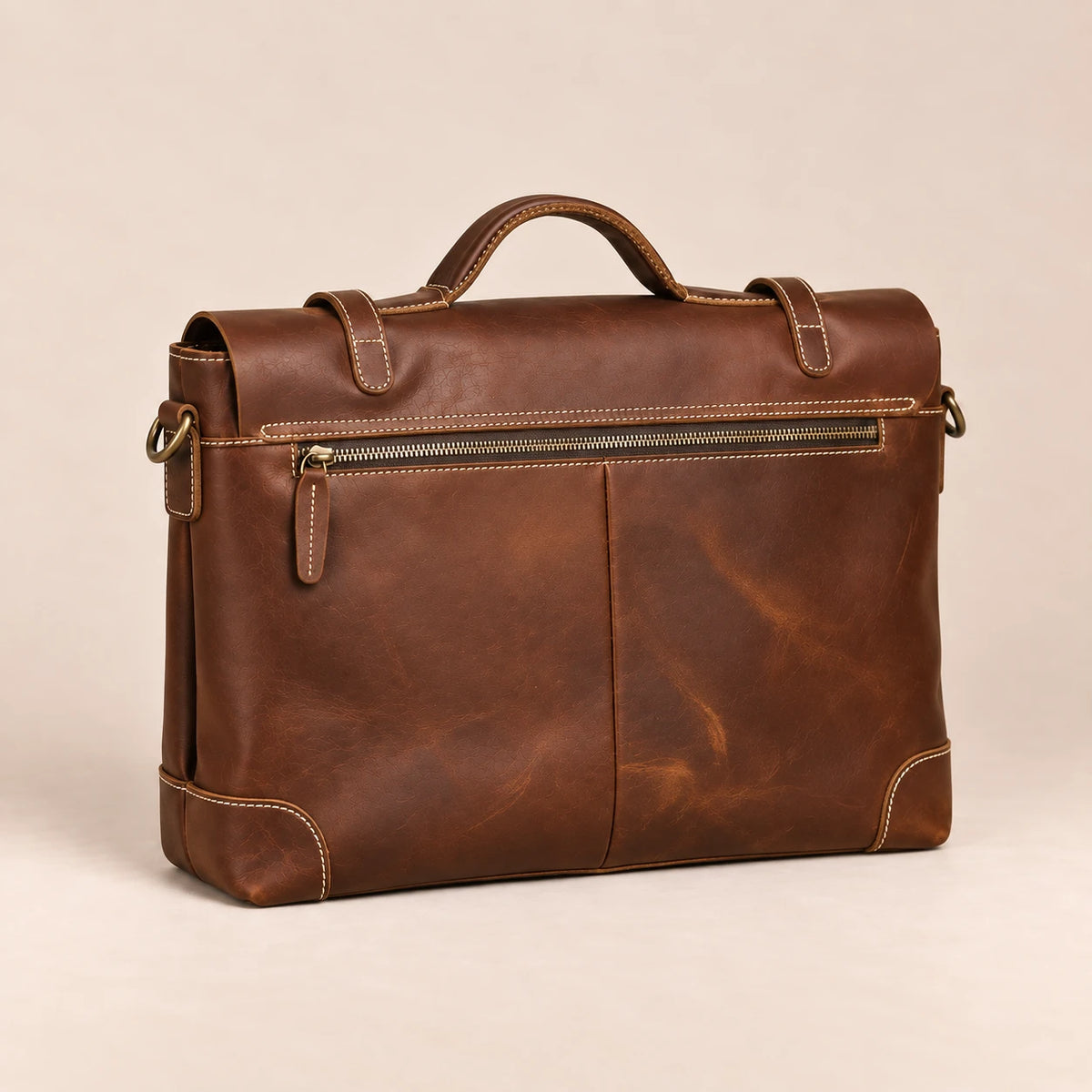 Sacoche porte-document en cuir cognac à lanière, vue de dos