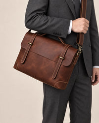 Sacoche en cuir cognac à lanière portée en bandoulière