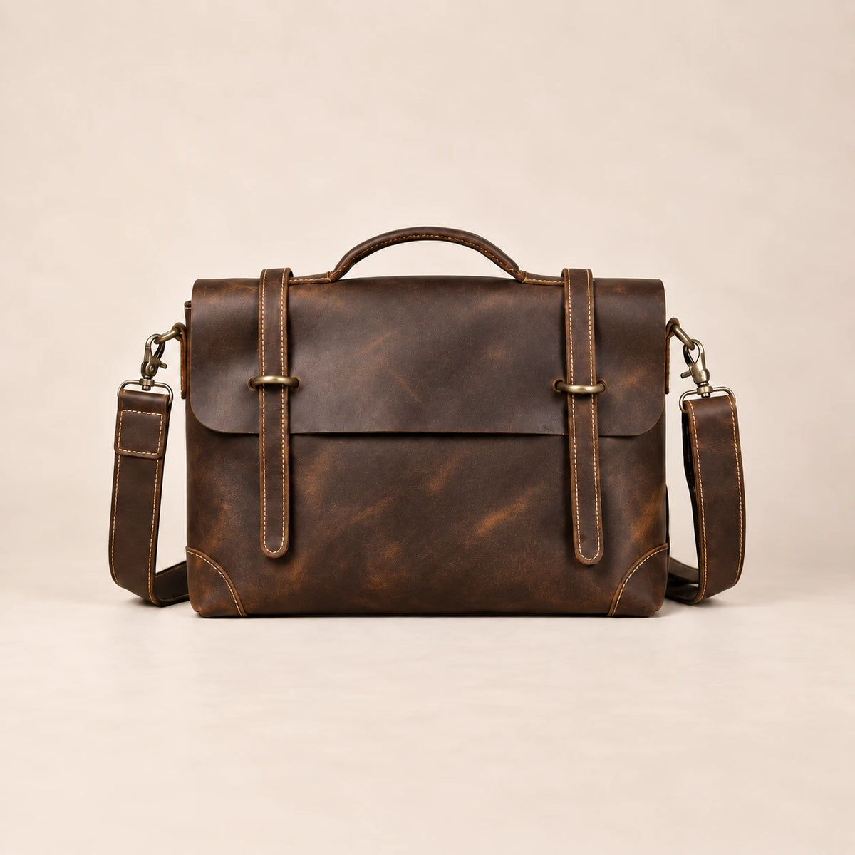 Sacoche porte-document en cuir brun foncé à lanière, format compact, vue de face