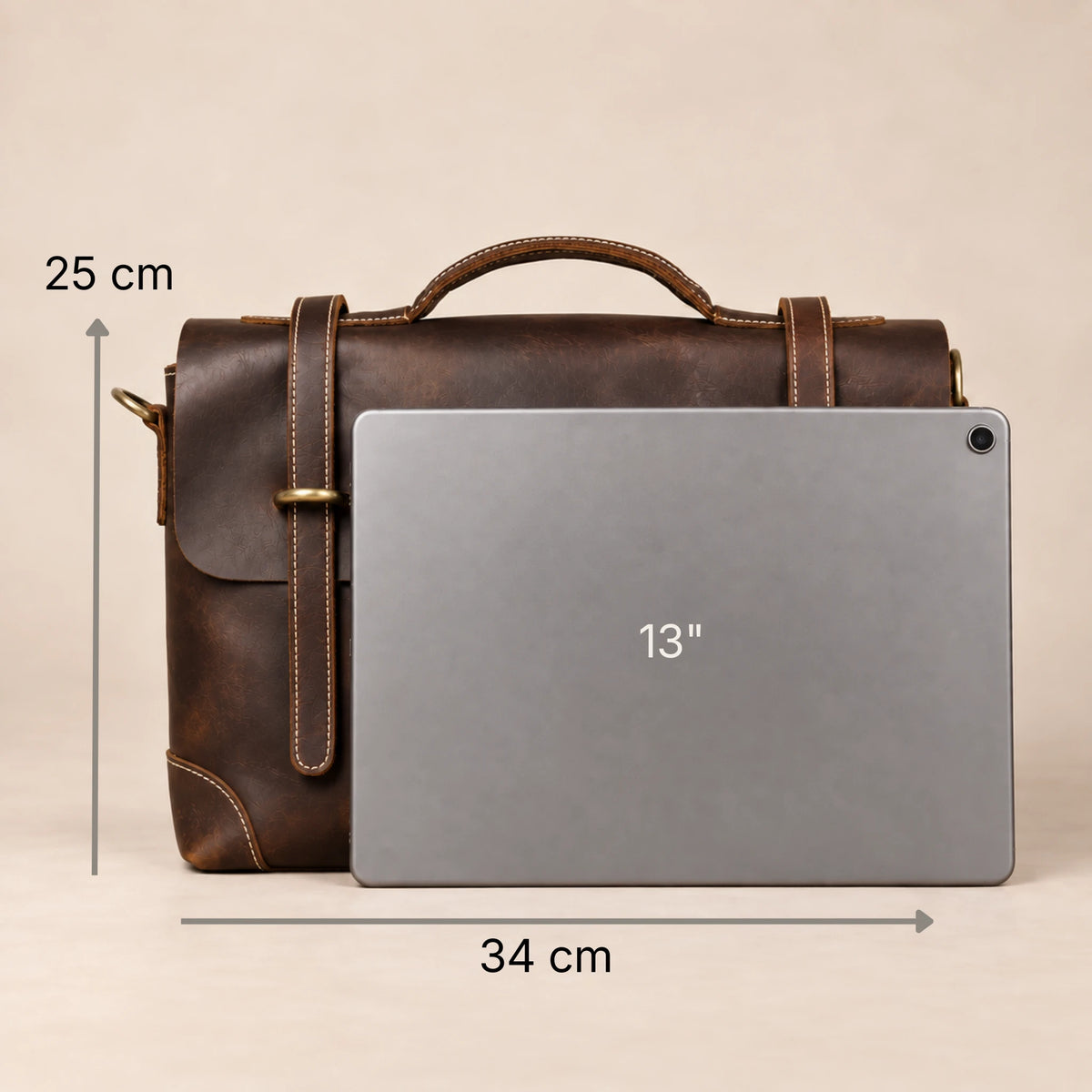 Sacoche en cuir brun foncé à lanière, format compact avec dimensions annotées