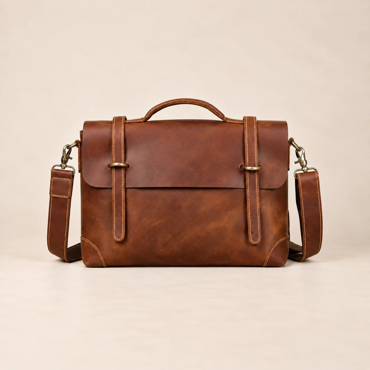 Sacoche porte-document en cuir cognac à lanière, format compact, vue de face