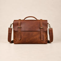 Sacoche porte-document en cuir cognac à lanière, format compact, vue de face