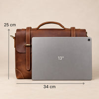 Sacoche en cuir cognac à lanière, format compact avec dimensions annotées