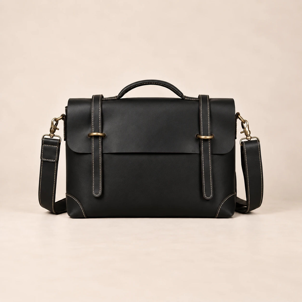 Sacoche porte-document en cuir noir à lanière, format compact, vue de face