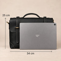 Sacoche en cuir noir à lanière, format compact avec dimensions annotées
