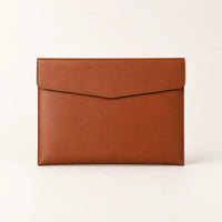 Pochette porte-document en similicuir marron A4, vue de face fermée