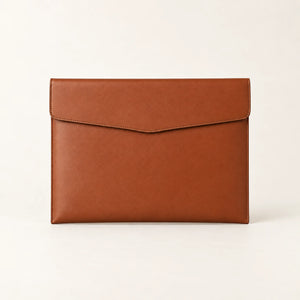 Pochette porte-document en similicuir marron A4, vue de face fermée