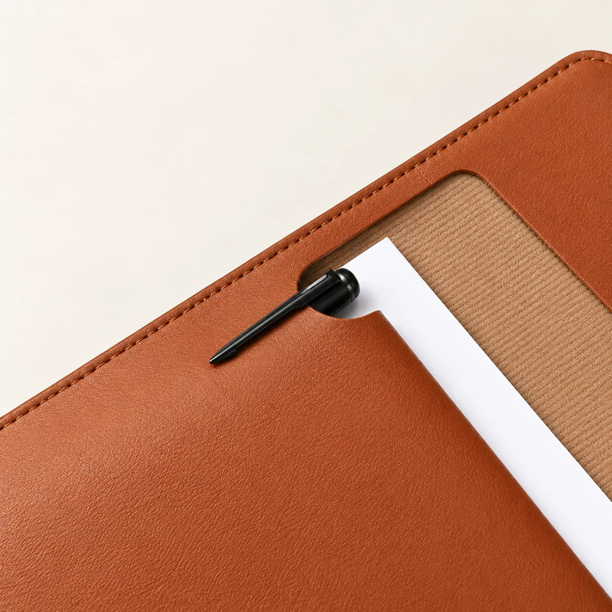 Macro du porte-stylo de la pochette porte-document en similicuir A4