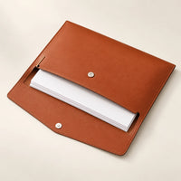 Pochette porte-document en similicuir cognac A5 ouverte