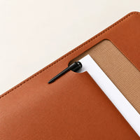 Macro du porte-stylo de la pochette porte-document en similicuir A5