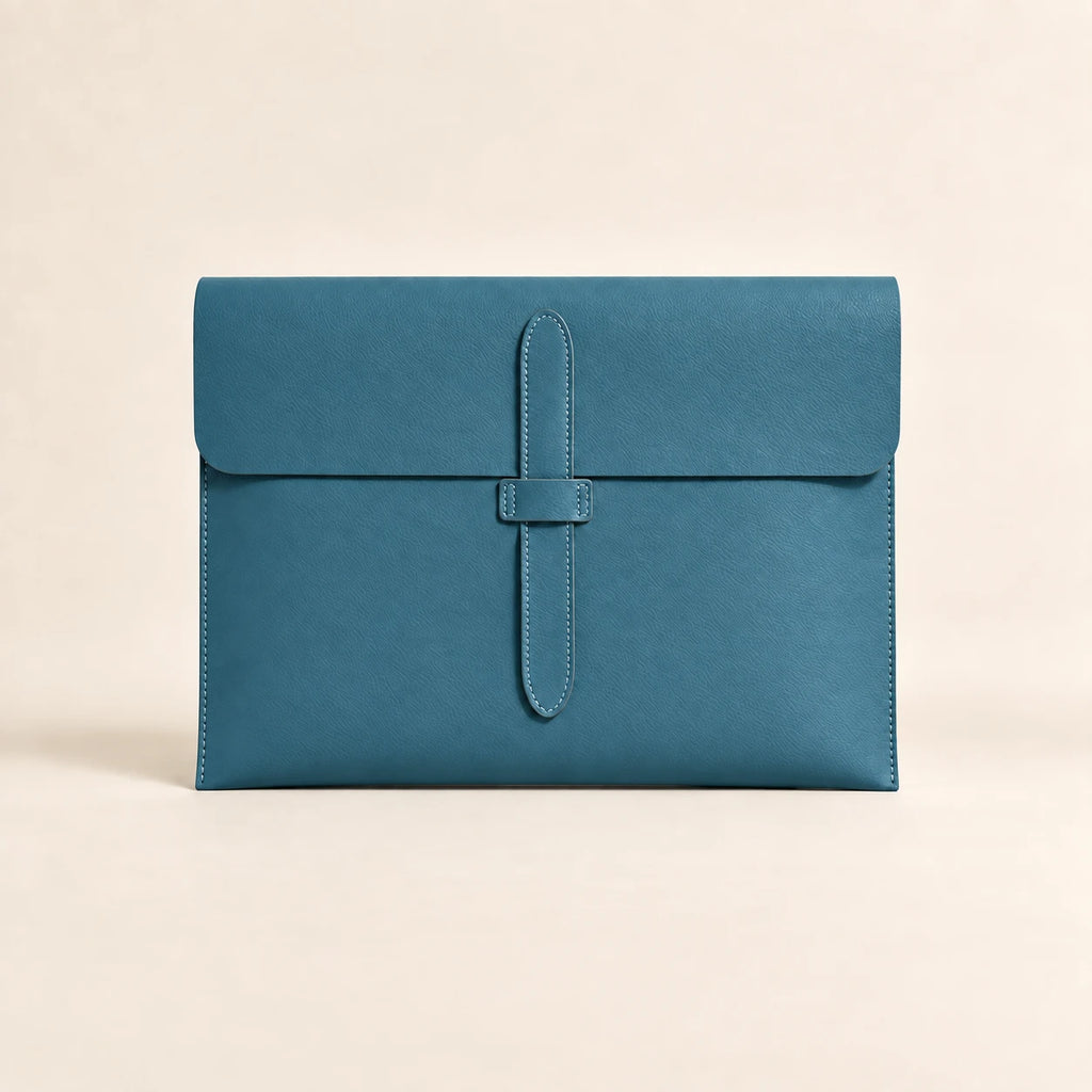 Pochette porte-document en similicuir bleu ciel, vue de face fermée avec lanière