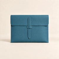 Pochette porte-document en similicuir bleu ciel, vue de face fermée avec lanière