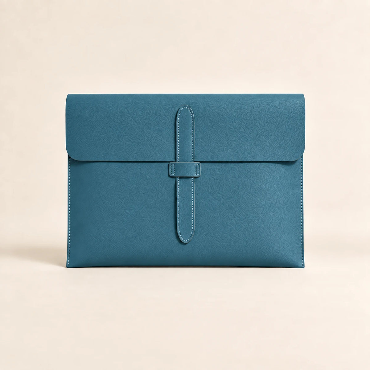 Pochette porte-document en similicuir bleu ciel, vue de face fermée avec lanière