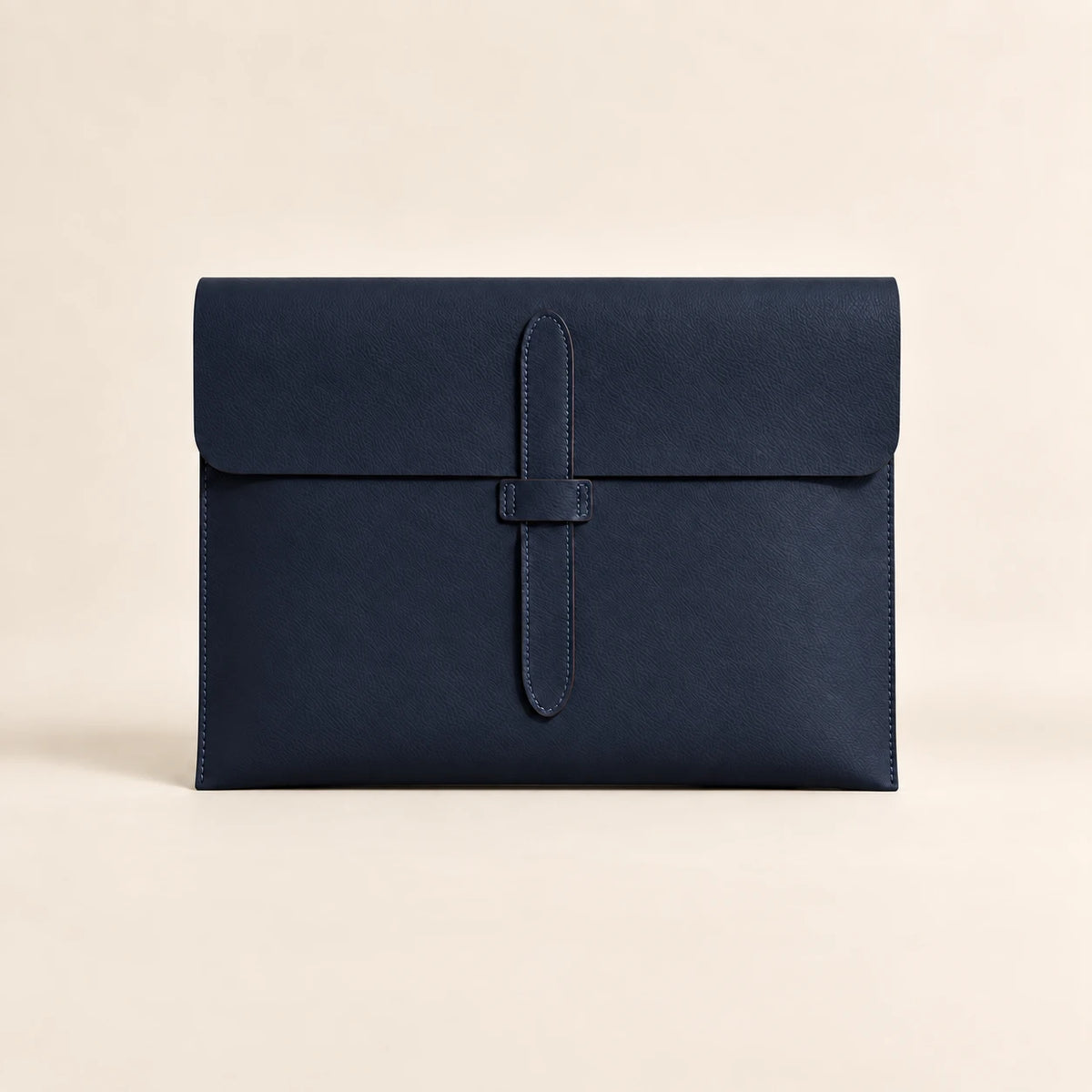 Pochette porte-document en similicuir bleu nuit, vue de face fermée avec lanière