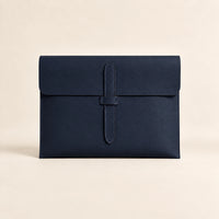 Pochette porte-document en similicuir bleu nuit, vue de face fermée avec lanière