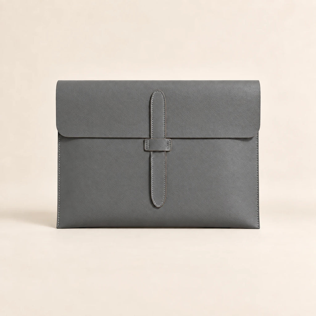 Pochette porte-document en similicuir gris, vue de face fermée avec lanière